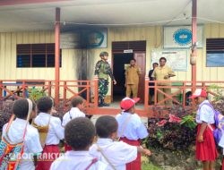 Yonif 521/DY Bagikan Buku di Apalapsili, Papua: Wujud Kepedulian TNI terhadap Pendidikan Anak Negeri