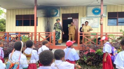 Yonif 521/DY Bagikan Buku di Apalapsili, Papua: Wujud Kepedulian TNI terhadap Pendidikan Anak Negeri