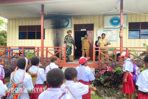 Yalimo, Obor Rakyat – Sebagai bentuk kepedulian terhadap dunia pendidikan di wilayah terpencil, Satgas Yonif 521/DY melaksanakan kegiatan sosial dengan membagikan buku bacaan dan alat tulis kepada siswa-siswi Sekolah Dasar di Distrik Apalapsili, Kabupaten Yalimo, Papua, pada Senin (13/10/2025), lalu.