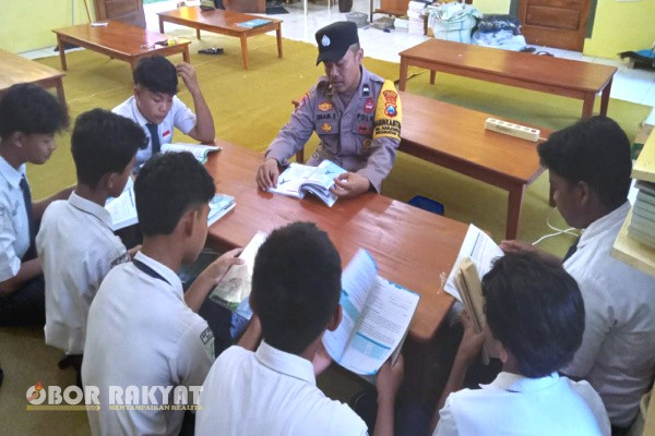 Jember, Obor Rakyat – Dalam rangka menumbuhkan semangat belajar dan minat baca di kalangan pelajar, Polsek Sempolan Polres Jember menggelar kegiatan edukatif bertajuk “Rabu Berguru” di SMPN 1 Silo, Rabu (15/10/2025).