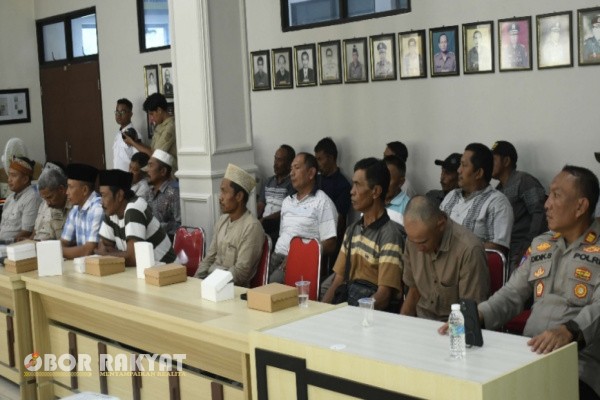 Bondowoso, Obor Rakyat – Forum Koordinasi Pimpinan Daerah (Forkopimda) Kabupaten Bondowoso bersama tokoh masyarakat wilayah Ijen menggelar Rapat Koordinasi (Rakor) penting untuk menuntaskan persoalan lahan di kawasan Ijen. Rakor yang berlangsung di Aula Kejaksaan Negeri Bondowoso pada Rabu (15/10/2025) itu menghasilkan kesepakatan strategis: penyelesaian konflik lahan harus tuntas paling lambat Senin, 20 Oktober 2025.