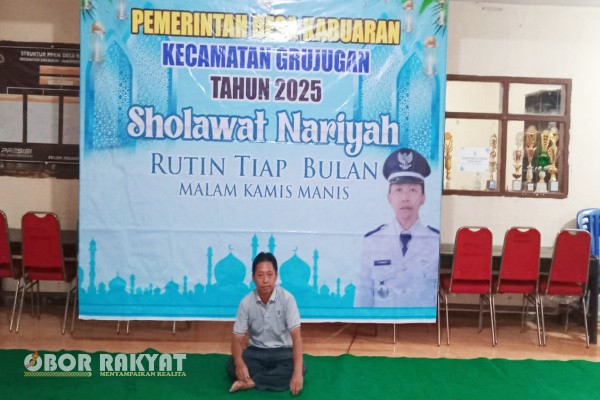 Bondowoso, Obor Rakyat – Sebuah tradisi penuh nilai spiritual terus hidup di tengah masyarakat Desa Kabuaran, Kecamatan Grujugan, Kabupaten Bondowoso. Sejak awal tahun 2022, Pemerintah Desa (Pemdes) Kabuaran secara istiqamah menggelar Sholawat Nariyah setiap malam Kamis Manis, yang dilaksanakan di Balai Desa Kabuaran.