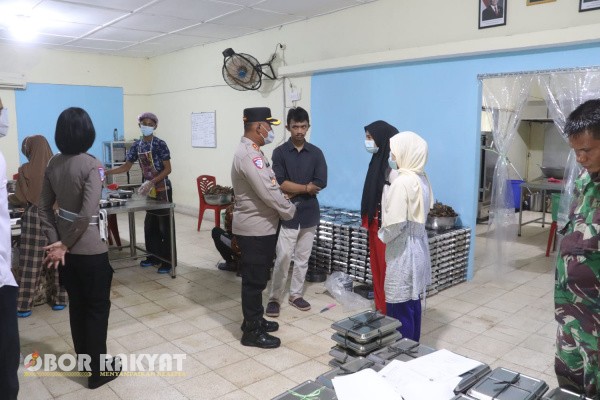 Simalungun, Obor Rakyat – Kapolres Simalungun, AKBP Marganda Aritonang melakukan inspeksi mendadak (sidak) ke dua lokasi Satuan Pelayanan Pemenuhan Gizi (SPPG) di wilayah Kecamatan Siantar, Kabupaten Simalungun, Kamis (16/10/2025).