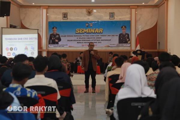 Jember, Obor Rakyat – Dalam upaya menciptakan generasi muda yang berkarakter, cerdas, dan cinta damai, Polres Jember menggelar kegiatan Seminar Pembinaan Ketertiban Masyarakat Menuju Indonesia Emas 2045. Kegiatan ini dilaksanakan di Gedung Bhayangkara, Jalan PB. Sudirman, Jember, pada Kamis (16/10/2025), dan diikuti oleh ratusan pelajar tingkat SMA, SMK, dan MA dari berbagai sekolah di Kabupaten Jember.
