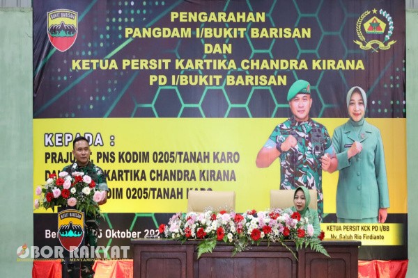 Tanah Karo, Obor Rakyat – Pangdam I/Bukit Barisan, Mayjen TNI Rio Firdianto, bersama Ketua Persit KCK Daerah I/BB, Ny. Galuh Rio Firdianto, melakukan kunjungan kerja ke Kodim 0205/Tanah Karo. Kunjungan ini diisi dengan pengarahan langsung kepada prajurit, PNS, dan anggota Persit yang berlangsung di Makodim 0205/TK dan disambut antusias oleh seluruh peserta.