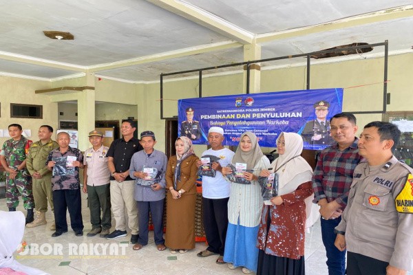 Jember, Obor Rakyat – Dalam rangka memperkuat upaya pencegahan penyalahgunaan narkoba di tingkat masyarakat, Satuan Reserse Narkoba (Satresnarkoba) Polres Jember menggelar kegiatan sosialisasi dan penyuluhan bahaya narkoba di Balai Desa Subo, Kecamatan Pakusari, Kabupaten Jember. Kegiatan ini diikuti oleh sekitar 45 warga setempat yang antusias menyimak materi yang disampaikan.