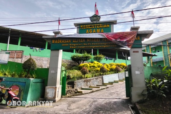 Pematangsiantar, Obor Rakyat – Suasana rapat antara pihak Madrasah Aliyah Negeri (MAN) Pematangsiantar, komite sekolah, dan orang tua siswa memanas setelah Laporan Pertanggungjawaban (LPJ) tahun 2025 ditolak para wali murid. Rapat digelar di Masjid MAN Jalan Singosari, Kamis (16/10/2025), menyusul viralnya mosi tidak percaya terhadap pihak sekolah dan komite di media sosial.