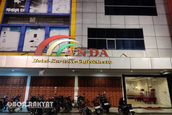 Pematangsiantar, Obor Rakyat – Dugaan kuat peredaran narkoba jenis pil ekstasi kembali mencuat di Kota Pematangsiantar. Anda Karaoke, salah satu tempat hiburan malam yang berlokasi di Jalan Ahmad Yani, kini menjadi sorotan publik setelah informasi mengenai peredaran pil ekstasi merek "Transformer" tersebar luas. Pil haram tersebut diduga beredar bebas di kalangan pengunjung dengan harga mencapai Rp350.000 per butir.