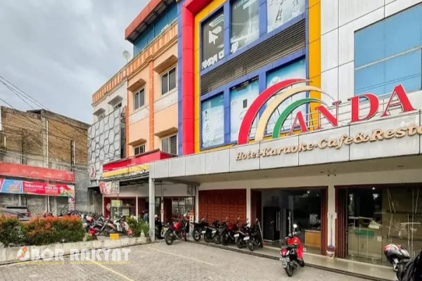 Pematangsiantar, Obor Rakyat — Ketua Dewan Pimpinan Pusat Komunitas Masyarakat Peduli Indonesia Baru (DPP KOMPI B), Henderson Silalahi, memberikan apresiasi tinggi terhadap keberhasilan Polres Pematangsiantar, khususnya Satuan Reserse Narkoba, dalam mengungkap kasus peredaran narkotika di tempat hiburan malam ANDA Karaoke.