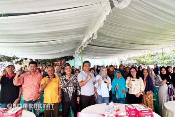 Siantar, Obor Rakyat – Anggota DPRD Kota Pematangsiantar, Andika Prayogi Sinaga, menggelar Sosialisasi Peraturan Daerah (Sosper) No. 11 Tahun 2012 tentang Pengelolaan Sampah di Lapangan Kayu, Jalan Gunung Simanuk-manuk, Kelurahan Teladan, Kecamatan Siantar Barat, Kamis (16/10/2025), lalu.