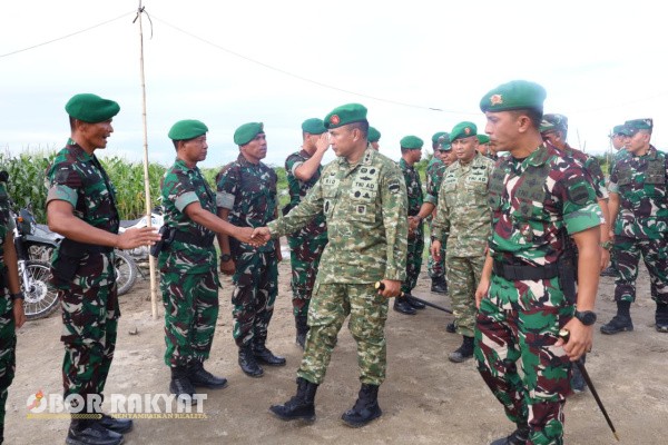 Deli Serdang, Obor Rakyat — Panglima Kodam I/Bukit Barisan (Pangdam I/BB), Mayjen TNI Rio Firdianto, melakukan kunjungan kerja ke Batalyon Teritorial Pembangunan (Yon TP) 852/Abhinaya Bala Yudha yang berada di Kabupaten Deli Serdang, Sumatera Utara, pada Jumat (17/10/2025).