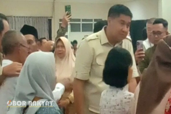 Jember, Obor Rakyat — Menteri Perumahan dan Kawasan Permukiman (PKP) Maruarar Sirait bersama Bupati Jember, Muhammad Fawait (Gus Fawait) menggelar sosialisasi Program TAPERA dan percepatan pembangunan rumah rakyat di Aula PB Soedirman, Pemkab Jember, dengan melibatkan pelaku UMKM, pengusaha properti, dan perbankan yang telah bermitra dalam program perumahan, Sabtu (18//10/2025).