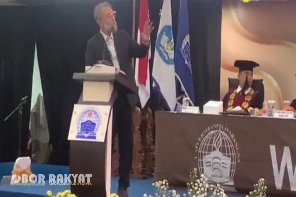 Bekasi, Obor Rakyat – Universitas Pelita Bangsa (UPB) kembali mencatatkan tonggak penting dalam perjalanan akademiknya dengan menggelar Wisuda ke-9 selama dua hari, Sabtu–Minggu, 18–19 Oktober 2025. Sebanyak 1.996 lulusan resmi dikukuhkan dalam upacara wisuda yang berlangsung khidmat di Aula Lantai 6 Kampus UPB, Jalan Inspeksi Kalimalang, Tegal Danas, Cikarang Pusat, Kabupaten Bekasi.