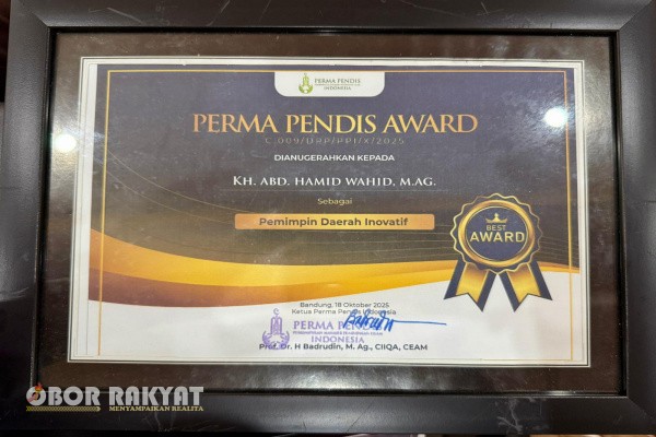 Probolinggo, Obor Rakyat – Bupati Bondowoso, Abdul Hamid Wahid menerima Permapendis Award 2025 sebagai Pemimpin Daerah Inovatif dalam ajang International Conference & Award Permapendis yang diselenggarakan di Universitas Nurul Jadid, Paiton, Kabupaten Probolinggo, pada Sabtu (18/10/2025).