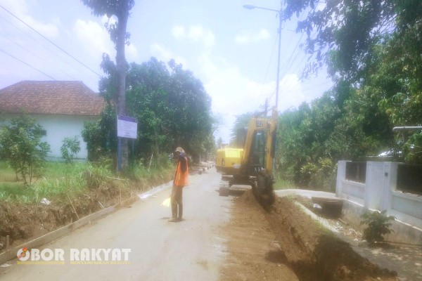 Bondowoso, Obor Rakyat – Pemerintah Kabupaten Bondowoso melalui Dinas Bina Marga, Sumber Daya Air, dan Bina Konstruksi (BSBK) tengah melaksanakan proyek rekonstruksi jalan Sekarputih – Pejaten dengan nilai anggaran sebesar Rp 399.241.466,-.