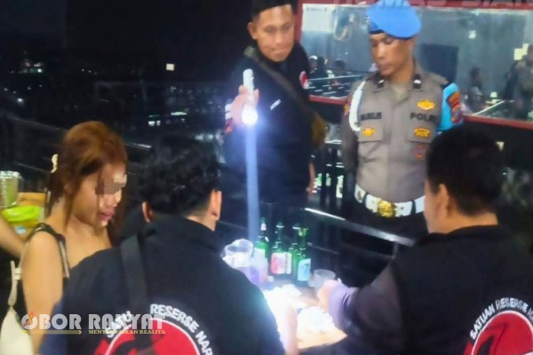 Pematangsiantar, Obor Rakyat – Dalam rangka mendukung program Pencegahan dan Pemberantasan Penyalahgunaan serta Peredaran Gelap Narkotika (P4GN), Kepolisian Resor (Polres) Pematangsiantar menggelar razia gabungan di sejumlah tempat hiburan malam pada Minggu dini hari (12/10/2025) sekitar pukul 01.00 WIB.