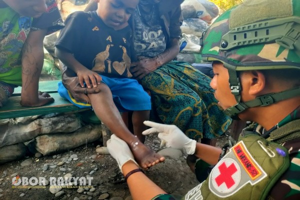 Jayawijaya, Obor Rakyat — Suasana penuh kehangatan dan senyuman terpancar dari masyarakat Distrik Walesi, Kabupaten Jayawijaya, saat menerima pelayanan kesehatan dari Satuan Tugas (Satgas) Yonif 521/DY. Kegiatan ini menjadi bagian dari upaya pembinaan teritorial TNI yang tak hanya menyentuh aspek fisik, tetapi juga menggugah sisi emosional dan sosial warga setempat.