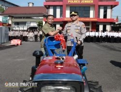Dukung Swasembada Pangan 2025, Kapolres Jember Serahkan Hand Traktor kepada Dua Gapoktan