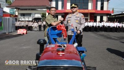 Dukung Swasembada Pangan 2025, Kapolres Jember Serahkan Hand Traktor kepada Dua Gapoktan