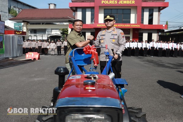 Jember, Obor Rakyat – Dalam upaya mendukung program Swasembada Pangan Nasional 2025, Kapolres Jember AKBP Bobby A. Condroputra menyerahkan bantuan dua unit alat mesin pertanian (alsintan) berupa traktor kepada dua Gabungan Kelompok Tani (Gapoktan) di wilayah Kabupaten Jember, Jawa Timur.