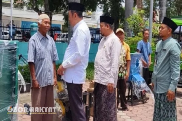 Bondowoso, Obor Rakyat – Pemerintah Kabupaten (Pemkab) Bondowoso kembali menegaskan komitmennya dalam mendorong modernisasi dan produktivitas sektor pertanian. Melalui Dinas Pertanian dan Ketahanan Pangan (DPKP), Pemkab menyalurkan bantuan alat dan mesin pertanian (alsintan) kepada sejumlah kelompok tani di wilayah Bondowoso, Senin (20/10/2025).