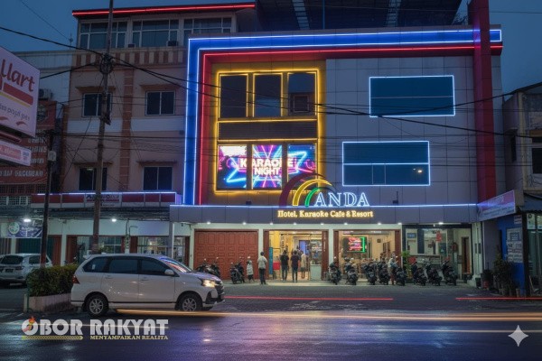 Pematangsiantar, Obor Rakyat — Suara penolakan terhadap keberadaan Tempat Hiburan Malam Anda Karaoke yang beroperasi di Jalan Ahmad Yani, Kota Pematangsiantar, semakin menguat. Warga dan jemaat Gereja Misi Injili Indonesia (GMII) Bukit Sion menyuarakan keberatan karena aktivitas tempat hiburan malam tersebut dinilai mengganggu kenyamanan lingkungan dan jalannya ibadah.