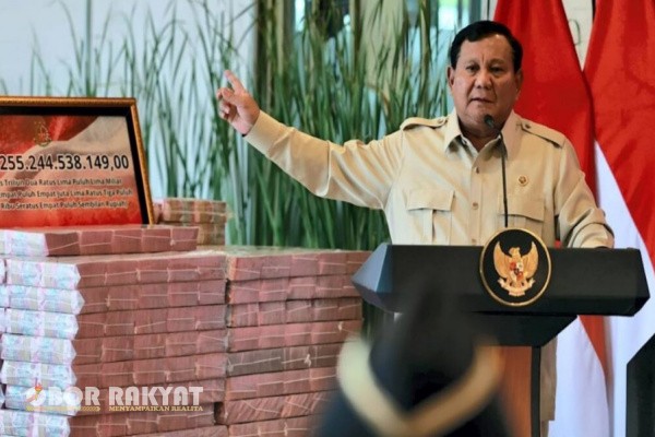 Jakarta, Obor Rakyat — Presiden Republik Indonesia, Prabowo Subianto, secara langsung menyaksikan penyerahan uang pengganti kerugian negara sebesar Rp13.255.244.538.149,00 terkait perkara tindak pidana korupsi pemberian fasilitas ekspor Crude Palm Oil (CPO) dan produk turunannya. Penyerahan tersebut dilakukan oleh Kejaksaan Agung kepada Kementerian Keuangan di Gedung Utama Kompleks Kejaksaan Agung RI, Jakarta, Senin (20/10/2025).