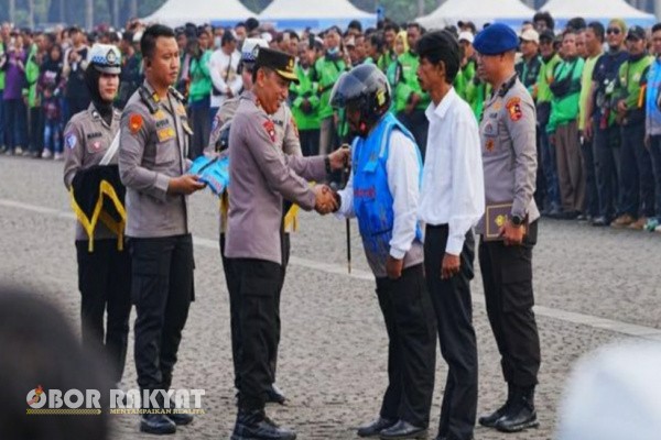 Jakarta, Obor Rakyat – Kapolri Jenderal Listyo Sigit Prabowo memimpin langsung kegiatan Apel Ojol Kamtibmas yang digelar di kawasan Monas, Jakarta Pusat, Senin (20/10/2025).