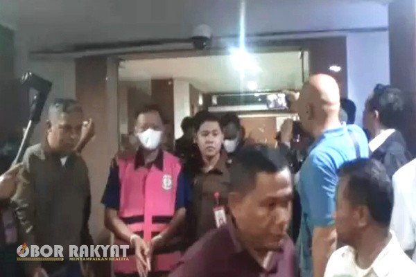 Jember, Obor Rakyat – Kejaksaan Negeri (Kejari) Jember resmi menetapkan Wakil Ketua DPRD Jember, Dedy Dwi Setiawan (DDS), sebagai tersangka kasus dugaan korupsi dana konsumsi kegiatan Sosialisasi Peraturan Daerah (Sosperda) DPRD Jember tahun anggaran 2023–2024. DDS ditetapkan sebagai tersangka bersama mantan istrinya, Yuanita Qomariyah (YQ), serta tiga orang lainnya.