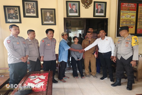 Jember, Obor Rakyat – Kabar menggembirakan datang dari wilayah Patrang, Kabupaten Jember. Seorang anak perempuan berinisial E, warga Desa Rowo Indah, Kecamatan Ajung, yang sebelumnya dilaporkan hilang selama tiga hari terakhir, berhasil ditemukan dalam keadaan selamat pada Senin pagi (20/10/2025), sekitar pukul 08.30 WIB.