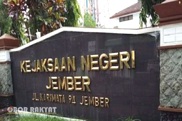 Jember, Obor Rakyat — Kejaksaan Negeri (Kejari) Jember terus mendalami perkara dugaan tindak pidana korupsi dalam pengadaan konsumsi kegiatan Sosialisasi Rancangan Peraturan Daerah (Sosraperda) Tahun Anggaran 2023/2024. Terbaru, penyidik kembali menjadwalkan pemeriksaan terhadap mantan Ketua DPRD Jember periode 2019–2024.