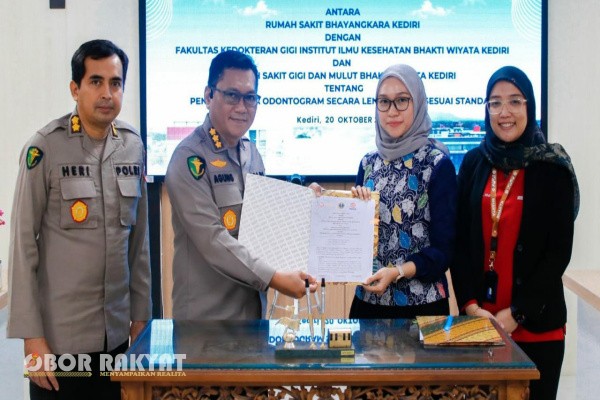 Kediri, Obor Rakyat – RS Bhayangkara Kediri resmi menjalin kerja sama strategis dengan Fakultas Kedokteran Gigi (FKG) dan Rumah Sakit Gigi dan Mulut (RSGM) Institut Ilmu Kesehatan Bhakti Wiyata (IIK Bhakta) dalam upaya standarisasi pengisian odontogram sesuai standar Disaster Victim Identification (DVI) dan Interpol.