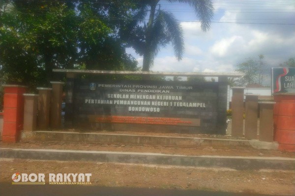 Bondowoso, Obor Rakyat – Dugaan pemotongan Dana Program Indonesia Pintar (PIP) oleh pihak SMK PP Negeri 1 Tegalampel, Kabupaten Bondowoso, memicu kekecewaan mendalam dari para wali murid. Bantuan pendidikan yang seharusnya diterima utuh oleh siswa, justru diduga dipotong langsung oleh pihak sekolah tanpa sosialisasi atau persetujuan orang tua.
