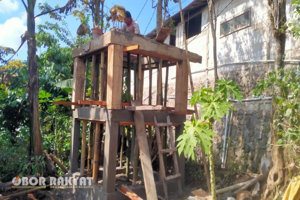 Bondowoso, Obor Rakyat – Pemerintah Desa (Pemdes) Gadingsari, Kecamatan Pakem, Kabupaten Bondowoso, menunjukkan kinerja optimal dalam pengelolaan Alokasi Dana Desa (ADD) dan Dana Desa (DD). Di bawah kepemimpinan Kepala Desa (Kades) Bukhari, serapan anggaran desa hingga Oktober 2025 telah mencapai sekitar 90 persen, mencerminkan pelaksanaan program yang berjalan efektif dan tepat sasaran.