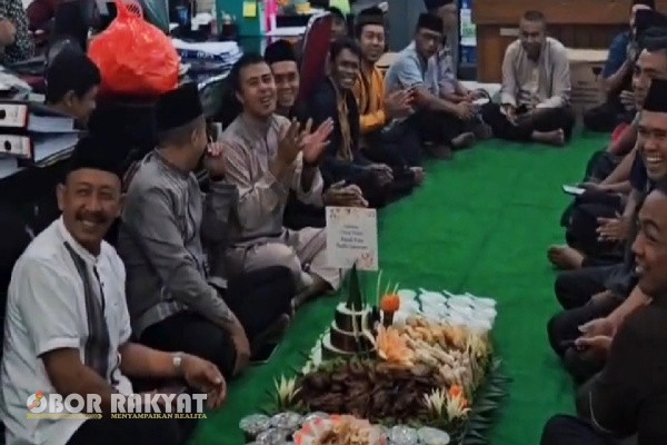 Bondowoso, Obor Rakyat – Sebuah video berdurasi singkat berjudul “Captore Moments OP Today Vibes HBD Pak Kabid 22 Oktober 2025” mendadak viral di salah satu grup WhatsApp masyarakat Bondowoso. Video tersebut menampilkan momen perayaan ulang tahun Kepala Bidang (Kabid) Operasional dan Pemeliharaan (OP) Dinas Bina Marga Sumber Daya Air dan Bina Konstruksi (BSBK) Bondowoso.