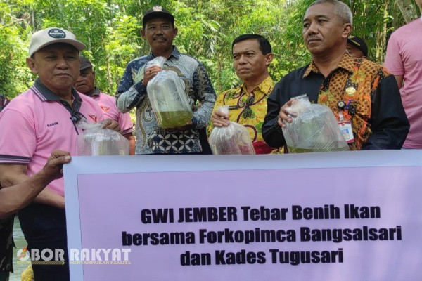 Jember, Obor Rakyat – Sebagai wujud kepedulian terhadap lingkungan, Gabungan Wartawan Indonesia (GWI) Kabupaten Jember bersama Dinas Perikanan, Forkopimca Bangsalsari, dan Pemerintah Desa Tugusari menebar ribuan benih ikan di Sungai Bedadung, Desa Tugusari, Kecamatan Bangsalsari, Kamis (23/10/2025).