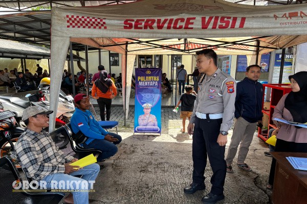 Jember, Obor Rakyat – Satuan Lalu Lintas (Satlantas) Polres Jember Polda Jawa Timur terus menunjukkan komitmennya dalam menghadirkan pelayanan publik yang cepat, transparan, dan humanis. Melalui program unggulan bertajuk “Polantas Menyapa”, jajaran Satlantas aktif turun langsung ke pusat-pusat layanan masyarakat untuk memberikan edukasi, pendampingan, serta memastikan pelayanan kepolisian berjalan sesuai prinsip profesionalisme dan akuntabilitas.