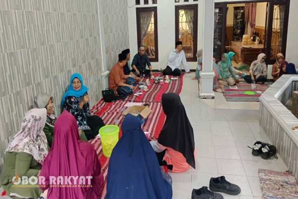 Bondowoso, Obor Rakyat – Dalam upaya memperkuat komitmen menuju lingkungan bersih dan sehat, Bupati Bondowoso Abdul Hamid Wahid resmi menerbitkan Surat Edaran (SE) Nomor 270 Tahun 2025 tentang Pengelolaan Sampah Secara Mandiri. Edaran tersebut ditetapkan pada 18 Agustus 2025 dan ditujukan kepada seluruh perangkat daerah, camat, kepala desa/lurah, lembaga pendidikan, pelaku usaha, hingga masyarakat di Kabupaten Bondowoso.
