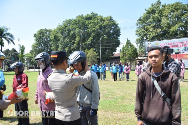 Bondowoso, Obor Rakyat – Polres Bondowoso menggelar Apel Komunitas Ojol Kamtibmas Bondowoso di halaman Mako Polres Bondowoso, Jumat (24/10/2025).