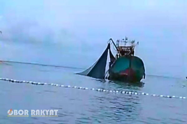 Langkat, Obor Rakyat — Peningkatan penggunaan alat tangkap jenis Jaring Hela Ikan Berkantong (JHIB) di perairan Langkat telah menimbulkan kekhawatiran yang serius dari kalangan nelayan lokal. Menurut laporan sejumlah nelayan di kabupaten tersebut, kapal-kapal yang menggunakan JHIB diduga beroperasi di luar zona yang telah ditetapkan oleh regulasi pemerintah, sehingga mengancam akses yang adil terhadap sumber daya ikan dan potensi kerusakan lingkungan laut.