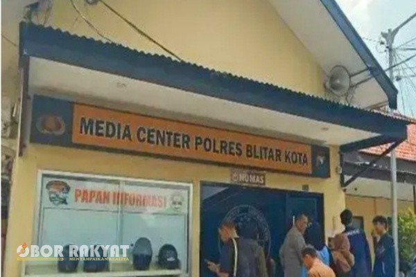 Blitar, Obor Rakyat – Kasus dugaan perzinahan yang melibatkan seorang polisi wanita (Polwan) berinisial SNR (31) dan anggota DPRD Kota Blitar berinisial GP terus bergulir. Dalam perkembangan terbaru, penyidik Polres Batu resmi menetapkan SNR sebagai tersangka setelah menemukan bukti yang dinilai cukup kuat.