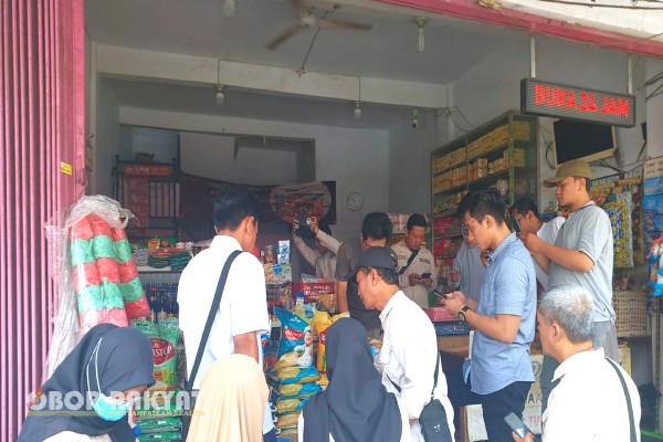 Jember, Obor Rakyat – Satuan Tugas (Satgas) Pangan Polres Jember bersama Perum Bulog Cabang Jember melakukan inspeksi mendadak (sidak) di Pasar Tanjung, Jember, pada Jumat (24/10/2025).