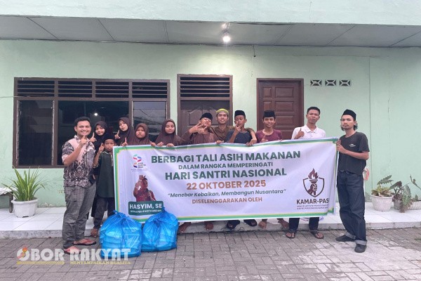 Medan, Obor Rakyat — Dalam rangka memperingati Hari Santri Nasional 2025, Ketua DPC PDI Perjuangan Kota Medan, Hasyim SE, bersama Koalisi Aktivis Mahasiswa dan Rakyat Pergerakan Sumatera Utara (KAMAR-PASU) menggelar kegiatan sosial berbagi tali asih berupa 200 paket makanan kepada masyarakat dan anak-anak panti asuhan di Kota Medan, Selasa (22/10/2025).