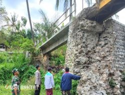 Jembatan di Desa Leprak Bondowoso Terancam Putus, Abutment Ambrol Akibat Longsor
