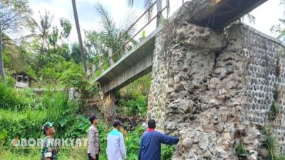 Jembatan di Desa Leprak Bondowoso Terancam Putus, Abutment Ambrol Akibat Longsor