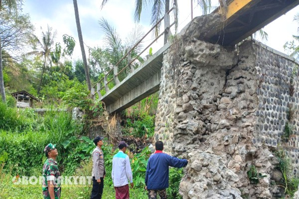 Bondowoso, Obor Rakyat — Sebuah jembatan di Dusun Leprak II, RT 12, Desa Leprak, Kecamatan Klabang, Kabupaten Bondowoso dilaporkan mengalami kerusakan struktural serius akibat longsor di sisi tebing jembatan, Sabtuoris (25/10/2025).