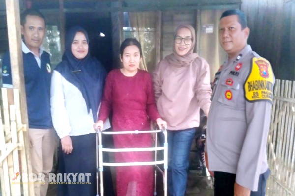 Bondowoso, Obor Rakyat — Di tengah keterbatasan dan himpitan ekonomi, secercah harapan datang bagi seorang ibu tangguh asal Desa Lumutan, Kecamatan Botolinggo, Kabupaten Bondowoso. Hendriyati, atau akrab disapa Bu Suli (40), yang hidup dengan kondisi kaki teramputasi, kini kembali bisa beraktivitas berkat bantuan alat bantu jalan (walker) dari kolaborasi relawan sosial dan aparat kepolisian berhati mulia.
