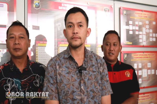 Jember, Obor Rakyat – Setelah sempat melarikan diri ke luar kota, seorang pria berinisial SA (27), warga Kecamatan Balung, Kabupaten Jember, akhirnya berhasil ditangkap oleh Satreskrim Polres Jember. SA diduga sebagai pelaku pemerkosaan terhadap seorang mahasiswi yang terjadi pada 14 Oktober 2025 dini hari di wilayah Balung.
