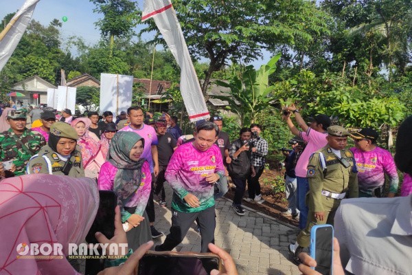 Jember, Obor Rakyat — Program unggulan Bupati Jember, Muhammad Fawait yang akrab disapa Gus Fawait, bertajuk Bunga Desaku, kembali digelar dengan semarak. Kali ini kegiatan dilaksanakan di Desa Panti, Kecamatan Panti, dengan mengusung tema “Jalan Sehat Kompoeng 2025”.
