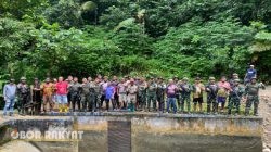 Satgas Pamtas RI-PNG Yonif 643/Wns Gelar Karya Bhakti Normalisasi Saluran Air di PLBN Skouw
